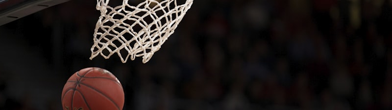 NBA篮球比赛激烈对抗瞬间，球员扣篮画面